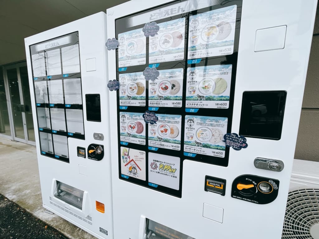大沢の空きテナントに自動販売機が設置されていました