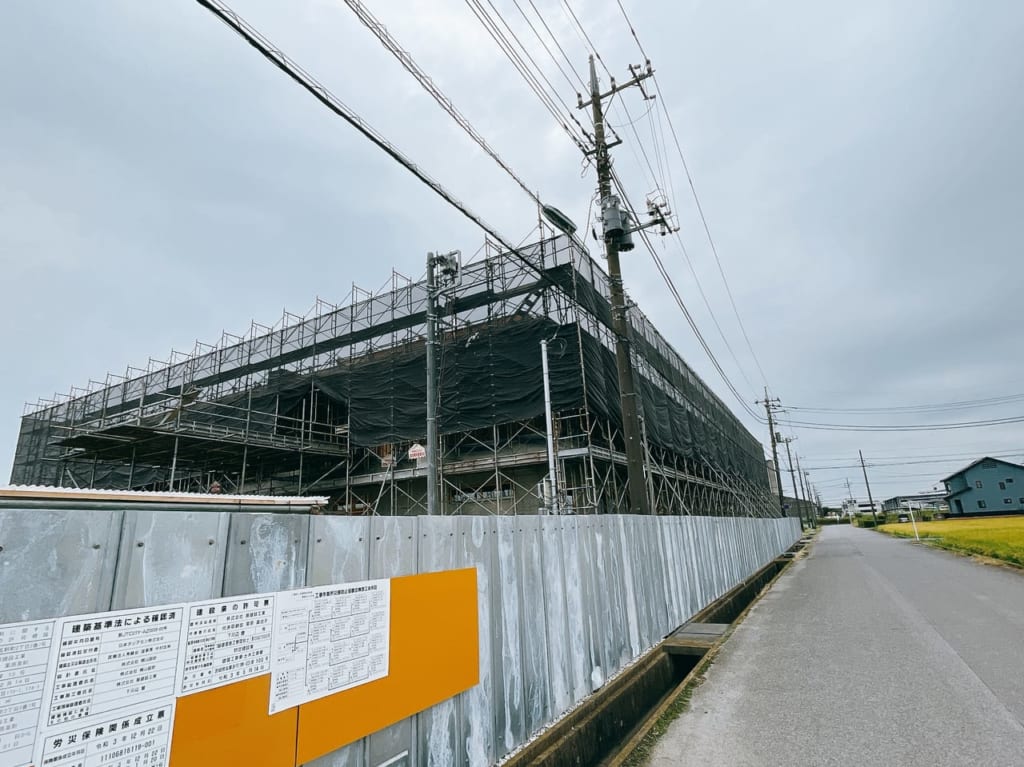 七左町の南面が増設工事中です。
