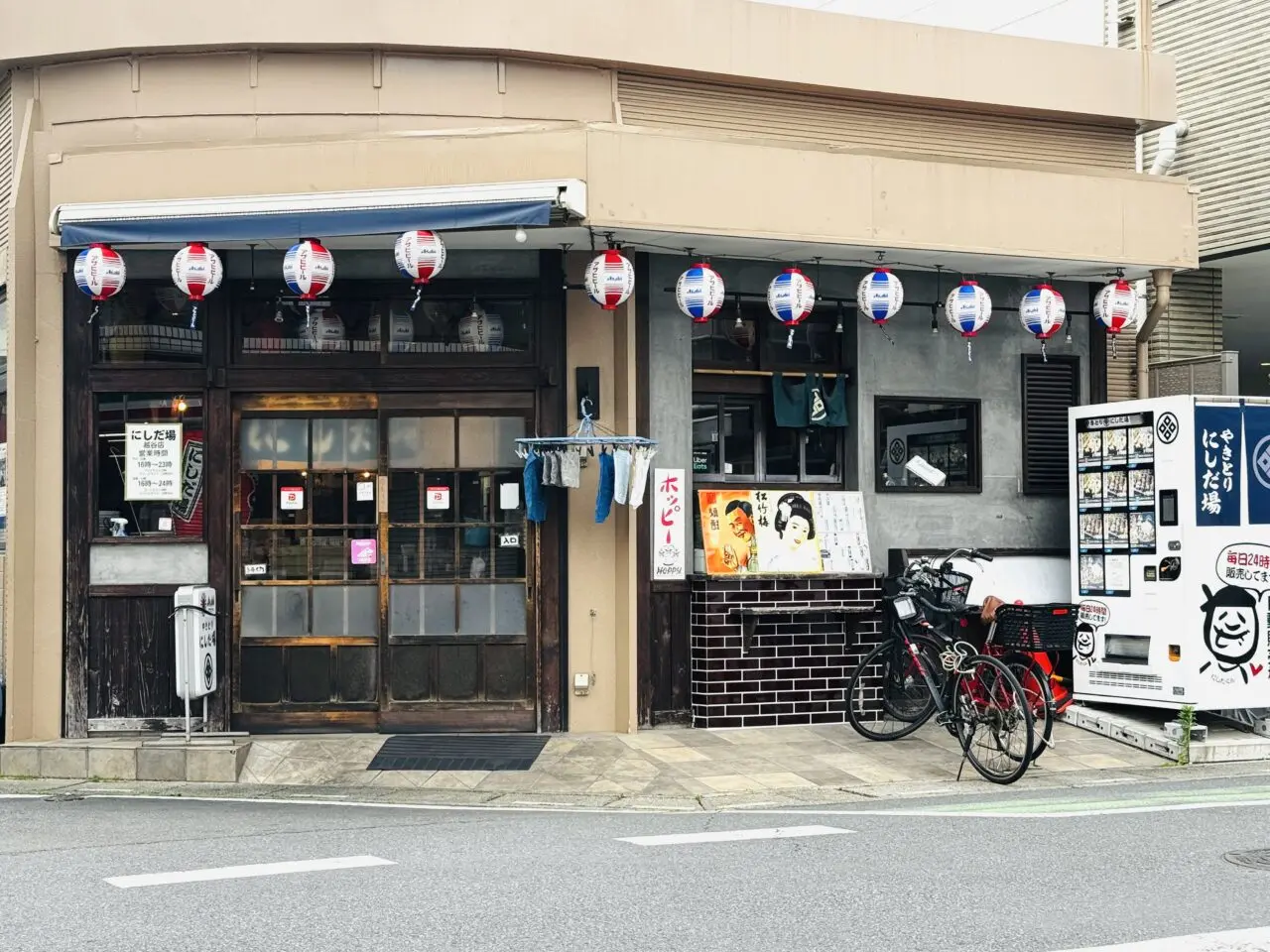 やきとりにしだ場の冷凍時焼き鳥が買える自動販売機