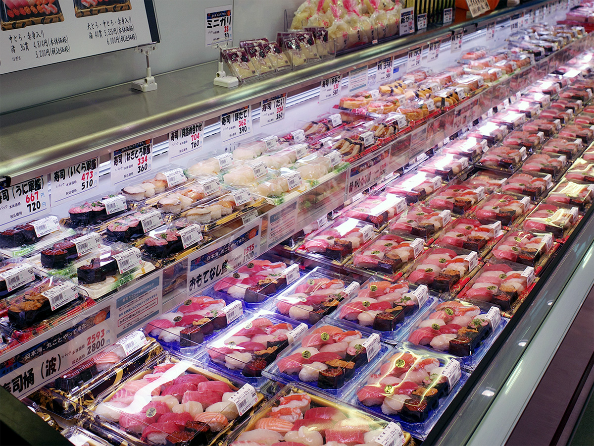鮮魚やお刺身、お寿司などの豊富な品ぞろえはそのままに、新鮮な野菜や果物、こだわりのお肉など、生鮮3品を一度に買い回れるようになります。