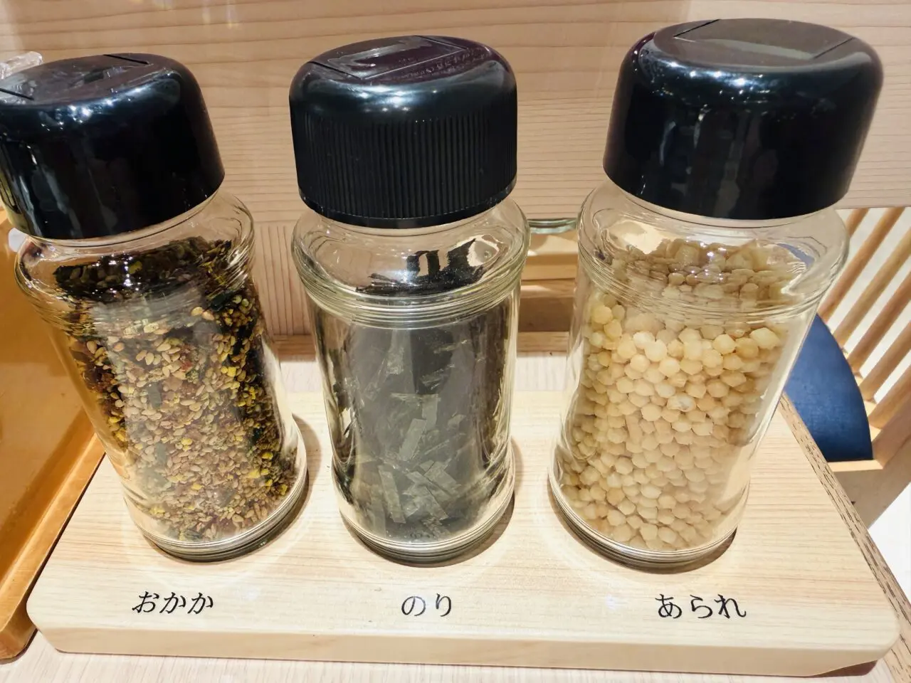 卓上にはお茶漬け用のトッピングも用意されていました。