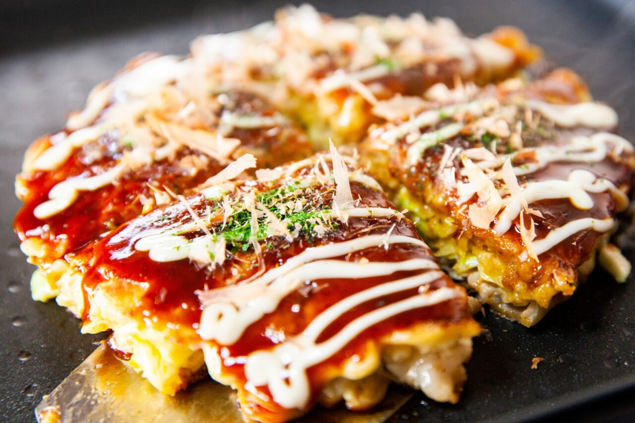 イオンレイクタウンでエビカニクスのケロポンズのライブが開催。お好み焼きの試食も